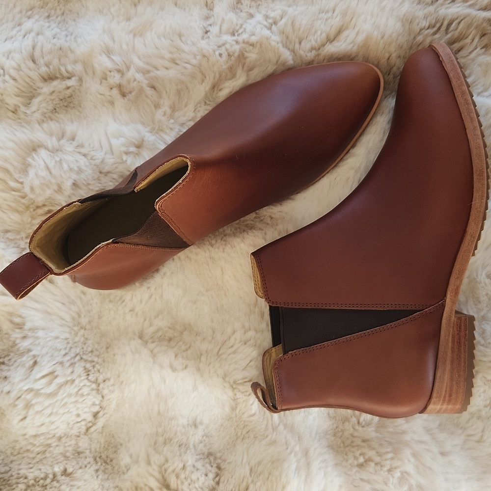 NEW Nisolo Eva Everyday Chelsea Boot in Auburn